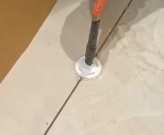 宽城瓷砖空鼓维修公司专业解答瓷砖在铺贴过程中，如果没有涂抹均匀到位的粘结材料（如水泥砂浆或瓷砖胶），可能会导致以下问题